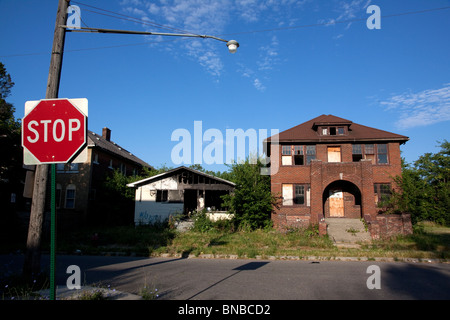 Vacante bruciato e abitazioni abbandonate Detroit Michigan STATI UNITI Foto Stock