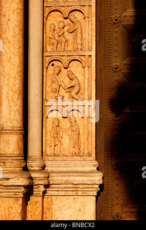 Dettaglio delle sculture di marmo sul Battistero di Parma Emilia Romagna Italia Foto Stock