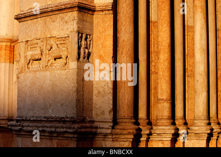 Dettaglio delle sculture di marmo sul Battistero di Parma Emilia Romagna Italia Foto Stock