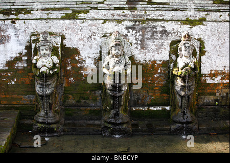 Statue in uno del santo piscine di balneazione Goa Gajah tempio, Bedulu, nei pressi di Ubud, Bali, Indonesia. Foto Stock