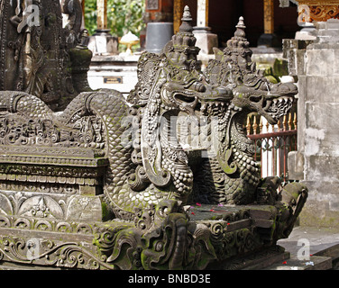 Pietra di due statue di drago a pura Tirta Empul Temple, Tampak Siring, nei pressi di Ubud, Bali, Indonesia Foto Stock