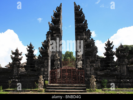 Ingresso alla Pura Gunung Agung Raung tempio di Taro, nei pressi di Ubud, Bali. Questi split gate sono chiamati Candi Bentar. Foto Stock