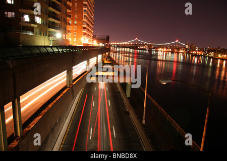 Il traffico urbano di notte sul FDR Drive nella città di New York Foto Stock