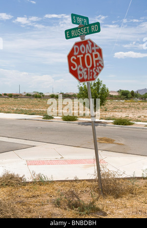 Incompiuta e abbandonata abitazioni sviluppi nell'area di Phoenix, in Arizona. Foto Stock