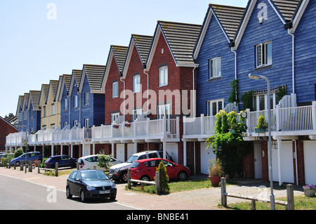 Moderne case a schiera, West Quay, Newhaven, East Sussex, England, Regno Unito Foto Stock