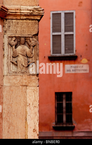 Dettaglio delle sculture di marmo sul Battistero di Parma Emilia Romagna Italia Foto Stock