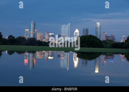 La Austin, Texas, skyline si riflette in una grande piscina di acqua piovana in permanente del centro di ZIlker Park Foto Stock