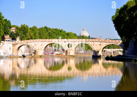 Ponte Sisto ponte che attraversa il fiume Tevere a Roma Italia con la cupola di San Pietro sullo sfondo Foto Stock