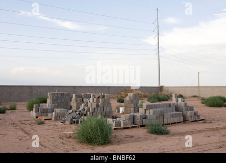 Incompiuta e abbandonata abitazioni sviluppi nell'area di Phoenix, in Arizona. Foto Stock