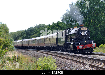 GWR Re Classe n. 6024 - "re Edward I' tirando il vapore escursione con il treno alla stazione Hatton Bank, Warwickshire, Regno Unito Foto Stock