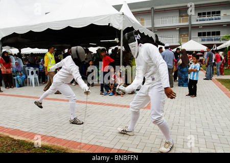 Dimostrazione di scherma durante i nuovi studenti alla registrazione presso Universiti Malaysia Perlis. Foto Stock