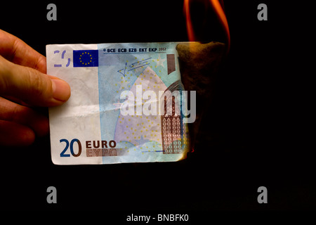 Venti Euro nota sul fuoco Foto Stock