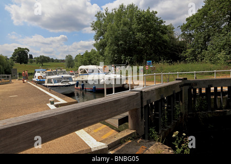 3276. Teston bloccare sul fiume Medway, vicino a Maidstone, Kent, Regno Unito Foto Stock