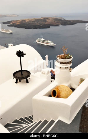 Interessanti elementi architettonici in primo piano occupando della caldera di Santorini Cyclades Grecia con Crociera Foto Stock