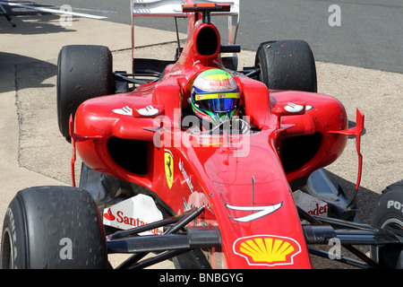 Felipe Massa, alla guida della sua Ferrari in rettilineo dei box alla fine della British Formula One Grand Prix di Silverstone 11.7.10 Foto Stock
