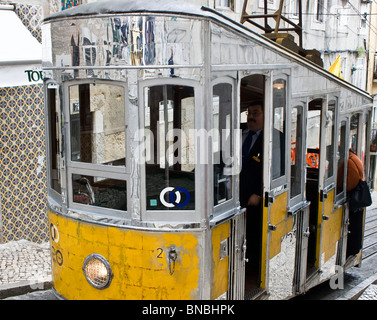 Bica Funicolare Elevador da Bica Ascensor da Bica quartiere Bairro Alto Lisbona Portogallo Europa Foto Stock