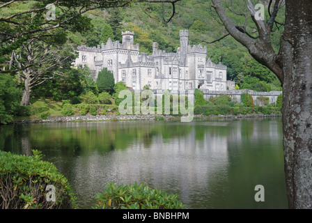 Kylemore abbey riflessi nel lago con la sua bella natura intorno a Foto Stock