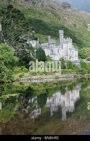 Kylemore abbey riflessi nel lago con la sua bella natura intorno a Foto Stock