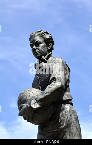 William Webb Ellis statua al di fuori della scuola di Rugby, Warwickshire, Inghilterra, Regno Unito Foto Stock