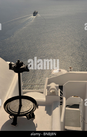 Interessanti elementi architettonici in primo piano occupando della caldera di Santorini Cyclades Grecia con Crociera Foto Stock