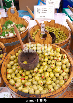 Olive farcite sul display per la vendita in un mercato di delicatessen in stallo Foto Stock