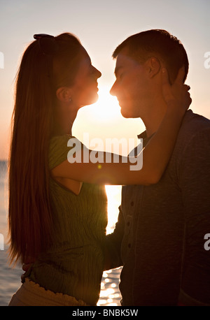 Giovane kissing a beach Foto Stock