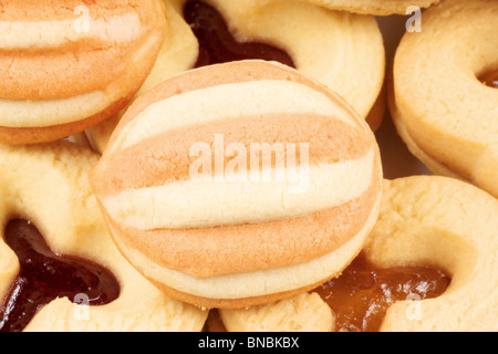 Close-up di alcuni misti di pasta frolla biscotti con albicocca e confettura di prugne. Foto Stock
