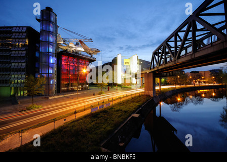 Museo tedesco della tecnologia con con C-47 Skytrain candy bomber e U-Bahn ponte ferroviario, Kreuzberg di Berlino, Germania, Europa. Foto Stock