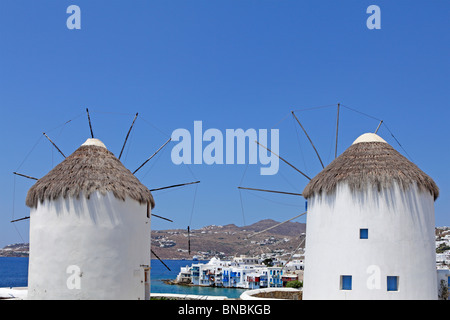 Mulini a vento tradizionali affacciato sulla piccola Venezia, la città di Mykonos, Mykonos Isola, Cicladi, ISOLE DELL' EGEO, Grecia Foto Stock