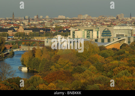 Grosser Tiergarten Park, vista da sopra, Cancelleria federale, Casa delle Culture del Mondo, skyline di Berlin Mitte, Berlin, Germania Foto Stock