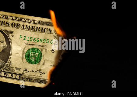 US dollar bill masterizzazione su uno sfondo nero Foto Stock