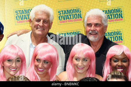 STEWART RAFFILL JAMES BROLIN IL WIGGIES standing ovation LOS ANGELES PREMIERE BURBANK LOS ANGELES CA 10 Luglio 2010 Foto Stock