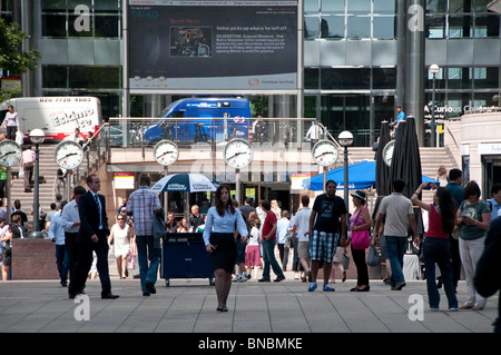 Al di fuori di stazione metropolitana di Canary Wharf Foto Stock