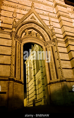 Siena - Cattedrale di Santa Maria Assunta nella notte Foto Stock