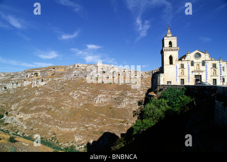 Italia, Basilicata, Matera, chiesa di San Pietro Caveoso e altopiano della Murgia sullo sfondo Foto Stock