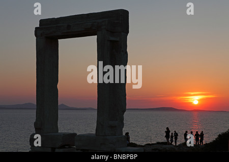 Tramonto dietro la porta del tempio di Apollo, Portara, città di Naxos, l'isola di Naxos, Cicladi, ISOLE DELL' EGEO, Grecia Foto Stock