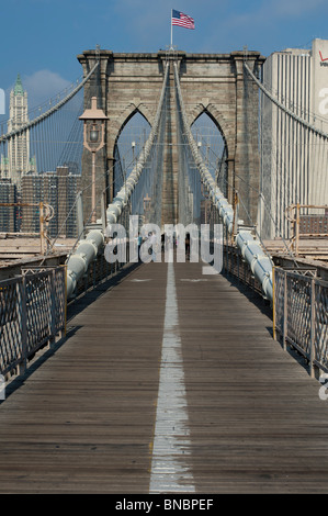 Il passaggio pedonale sul ponte di Brooklyn tra Manhattan e Brooklyn oltre l'East River. New York Foto Stock