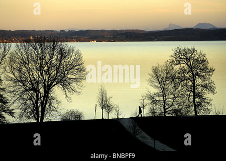 Vista attraverso il Chiemsee per le Alpi bavaresi Chiemgau Alta Baviera Germania Foto Stock