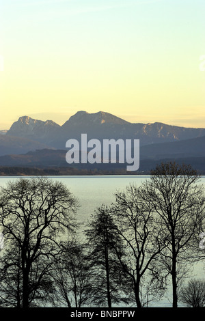 Vista attraverso il Chiemsee per le Alpi bavaresi Chiemgau Alta Baviera Germania Foto Stock