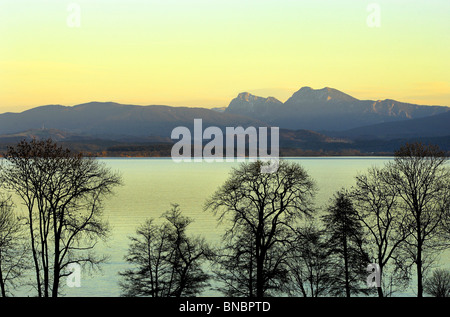 Vista attraverso il Chiemsee per le Alpi bavaresi Chiemgau Alta Baviera Germania Foto Stock