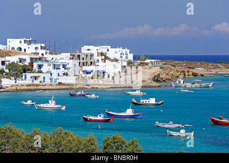 Barche da pesca nella baia dell'isola di Koufonisi il villaggio principale, Cicladi, ISOLE DELL' EGEO, Grecia Foto Stock