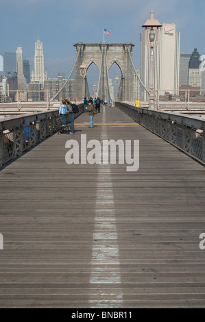 Il passaggio pedonale sul ponte di Brooklyn tra Manhattan e Brooklyn oltre l'East River. New York Foto Stock