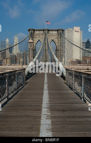 Il passaggio pedonale sul ponte di Brooklyn tra Manhattan e Brooklyn oltre l'East River. New York Foto Stock