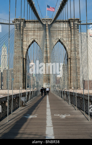 Il passaggio pedonale sul ponte di Brooklyn tra Manhattan e Brooklyn oltre l'East River. New York Foto Stock