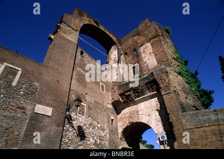 Italia, Roma, Celio, antiche fortificazioni romane delle Mura Serviane, arco della porta Dolabella e rovine dell'acquedotto Nerone Foto Stock