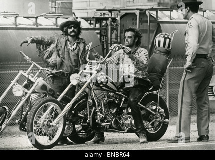 EASY RIDER 1969 Columbia film con Peter Fonda centro e Dennis Hopper a sinistra Foto Stock