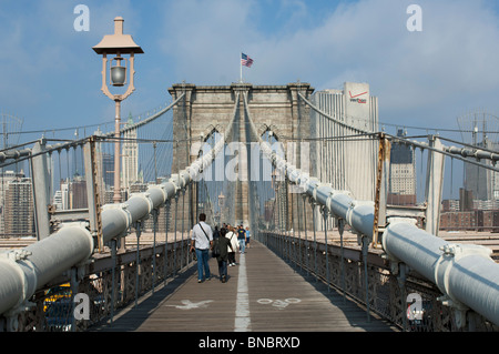 Il passaggio pedonale sul ponte di Brooklyn tra Manhattan e Brooklyn oltre l'East River. New York Foto Stock