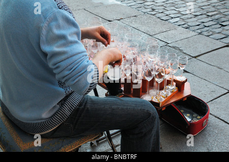Musicista di strada la riproduzione del "arpa di vetro' nel centro di Madrid, Spagna Foto Stock