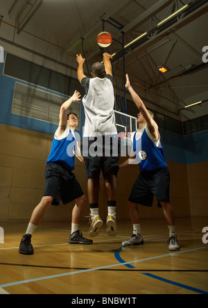 La pallacanestro di tiro del giocatore Foto Stock