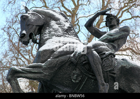 Vista invernale dell'energia fisica scultura di George Frederick Watts, Hyde Park, Westminster, London, W2. Foto Stock